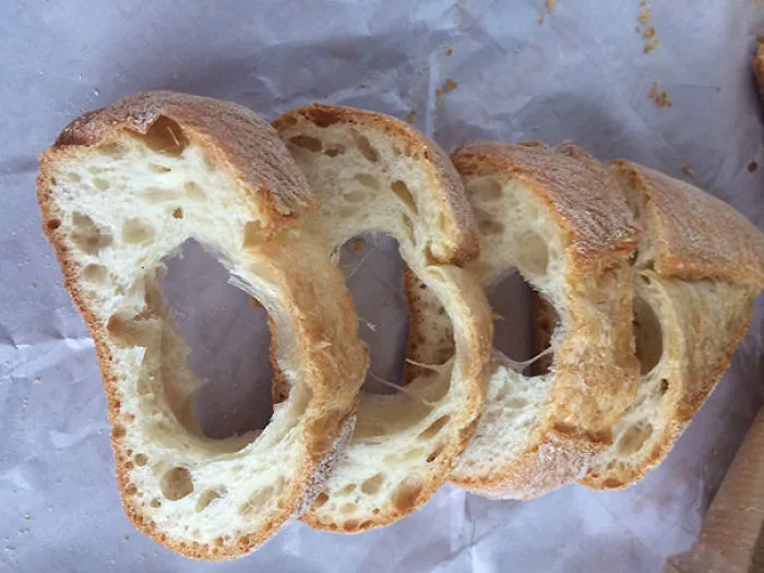 Cortas el pan y ves que no sirve para hacer sandwiches