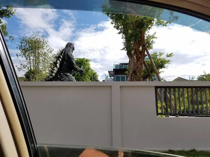 Mi vecino tiene un Godzilla en el jardín