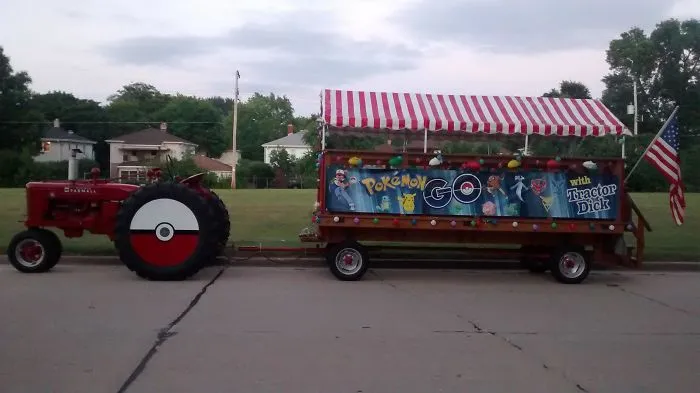 A mi vecino le encantan los tractores, lleva a los niños por la ciudad para cazar pokemons