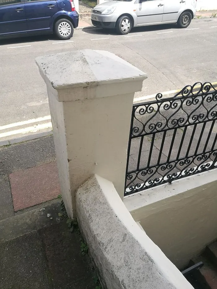 Los vecinos limpiaron de forma precisa solamente su parte del muro