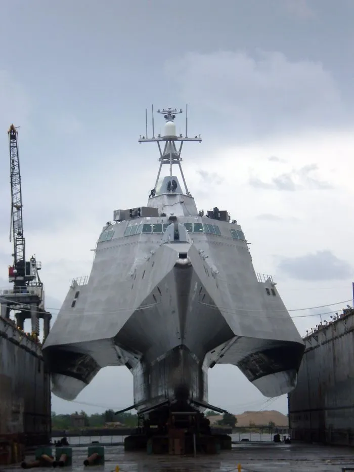 Nave de guerra moderna fuera del agua