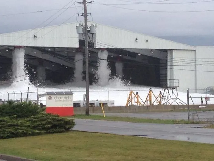 Lo que pasa si hay un incendio en un hangar de aviones