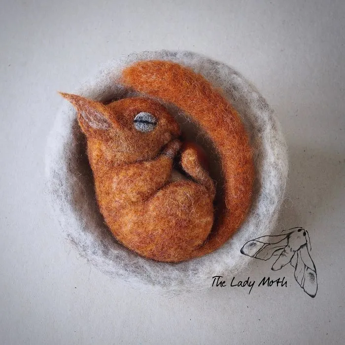 Soy una artesana autodidacta y creo encantadores animales con fieltro de aguja
