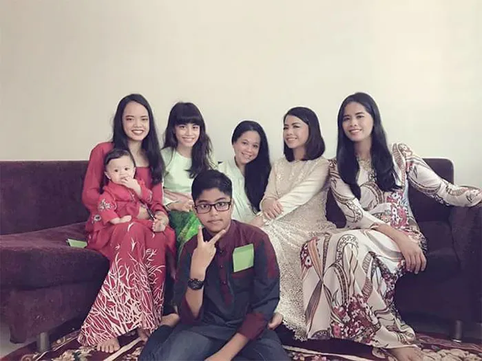 Me At The Center With My 6 Children. I'm 45-Year-Old And Mother To 5 Grown Up Children And 10 Month Old Baby