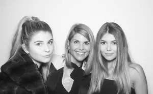 46 Unbelievable Pics Of Mothers And Daughters Who Look Almost The Same Age