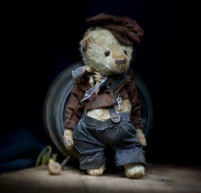 Russian-Born Artist Creates One-Of-A-Kind Vintage Looking Bears