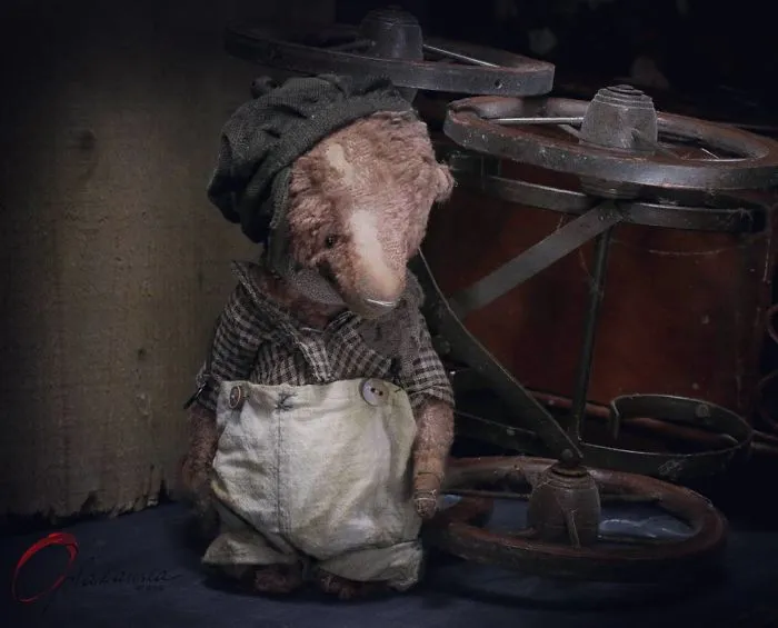 Russian-Born Artist Creates One-Of-A-Kind Vintage Looking Bears