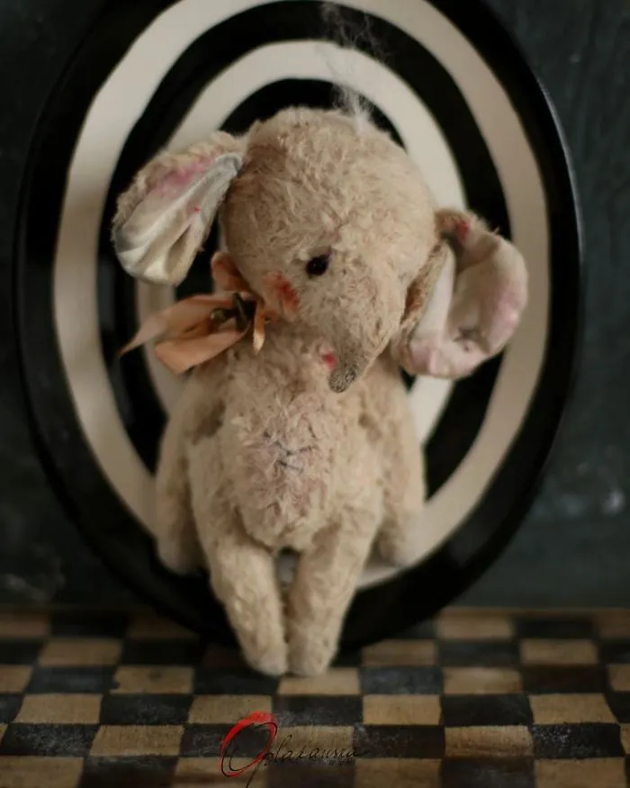 Russian-Born Artist Creates One-Of-A-Kind Vintage Looking Bears