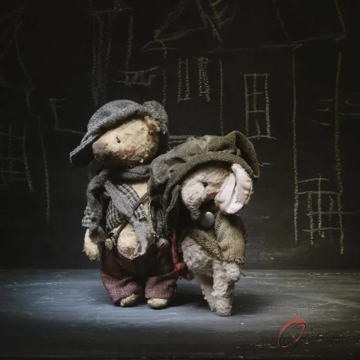 Russian-Born Artist Creates One-Of-A-Kind Vintage Looking Bears