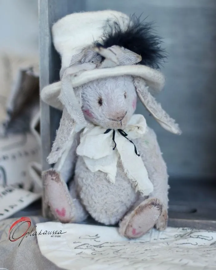 Russian-Born Artist Creates One-Of-A-Kind Vintage Looking Bears