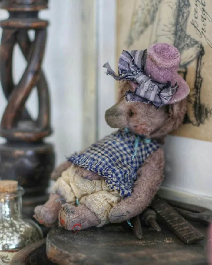 Russian-Born Artist Creates One-Of-A-Kind Vintage Looking Bears