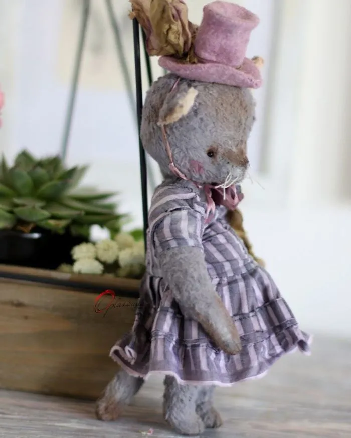 Russian-Born Artist Creates One-Of-A-Kind Vintage Looking Bears