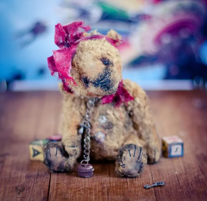 Russian-Born Artist Creates One-Of-A-Kind Vintage Looking Bears