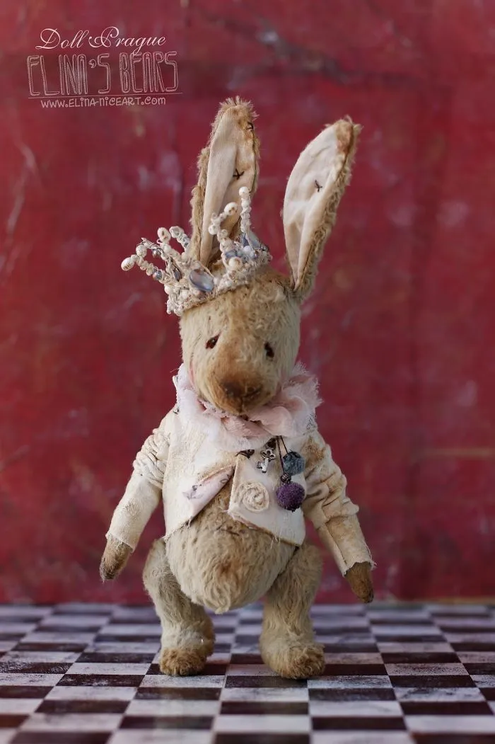 Russian-Born Artist Creates One-Of-A-Kind Vintage Looking Bears
