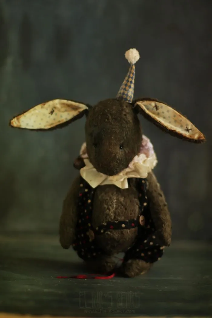 Russian-Born Artist Creates One-Of-A-Kind Vintage Looking Bears