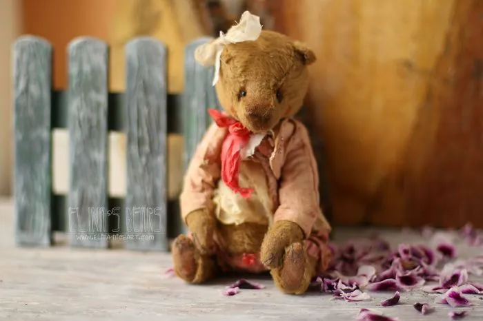 Russian-Born Artist Creates One-Of-A-Kind Vintage Looking Bears