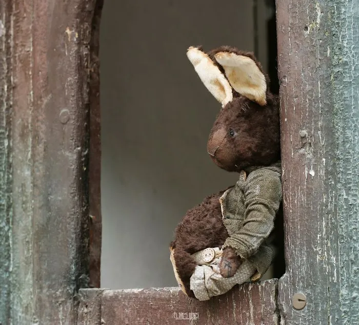 Russian-Born Artist Creates One-Of-A-Kind Vintage Looking Bears