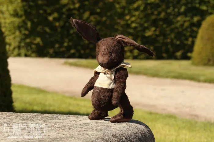 Russian-Born Artist Creates One-Of-A-Kind Vintage Looking Bears