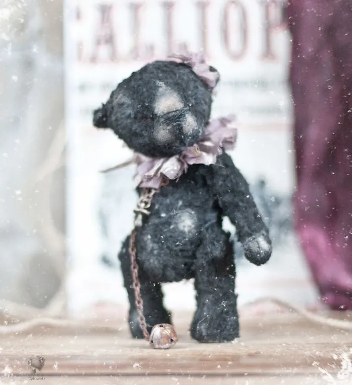 Russian-Born Artist Creates One-Of-A-Kind Vintage Looking Bears