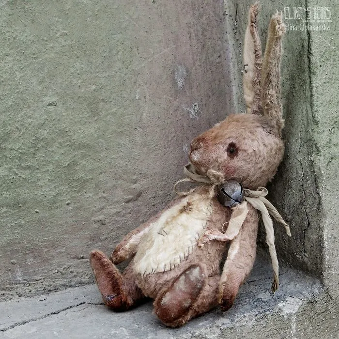 Russian-Born Artist Creates One-Of-A-Kind Vintage Looking Bears
