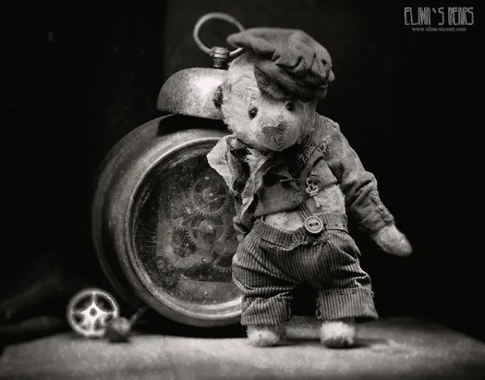 Russian-Born Artist Creates One-Of-A-Kind Vintage Looking Bears