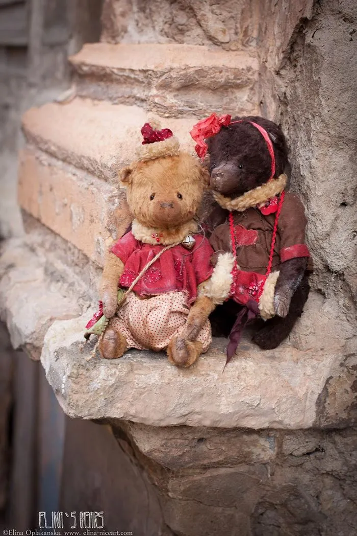 Russian-Born Artist Creates One-Of-A-Kind Vintage Looking Bears