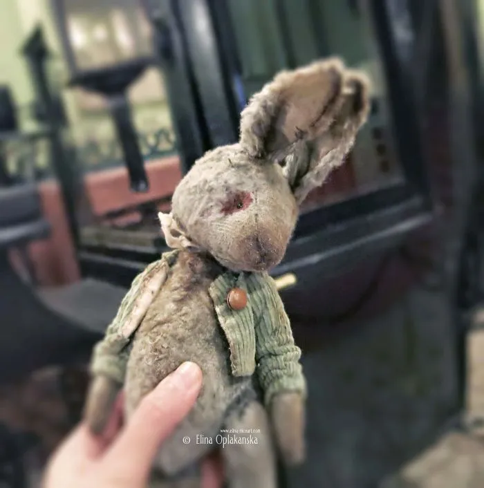 Russian-Born Artist Creates One-Of-A-Kind Vintage Looking Bears