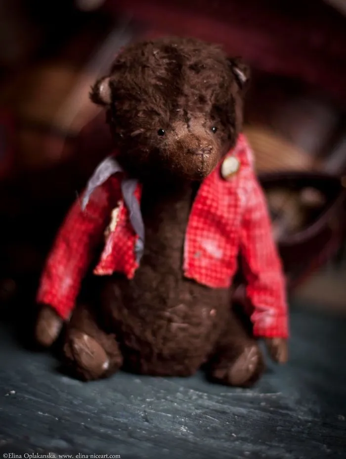Russian-Born Artist Creates One-Of-A-Kind Vintage Looking Bears