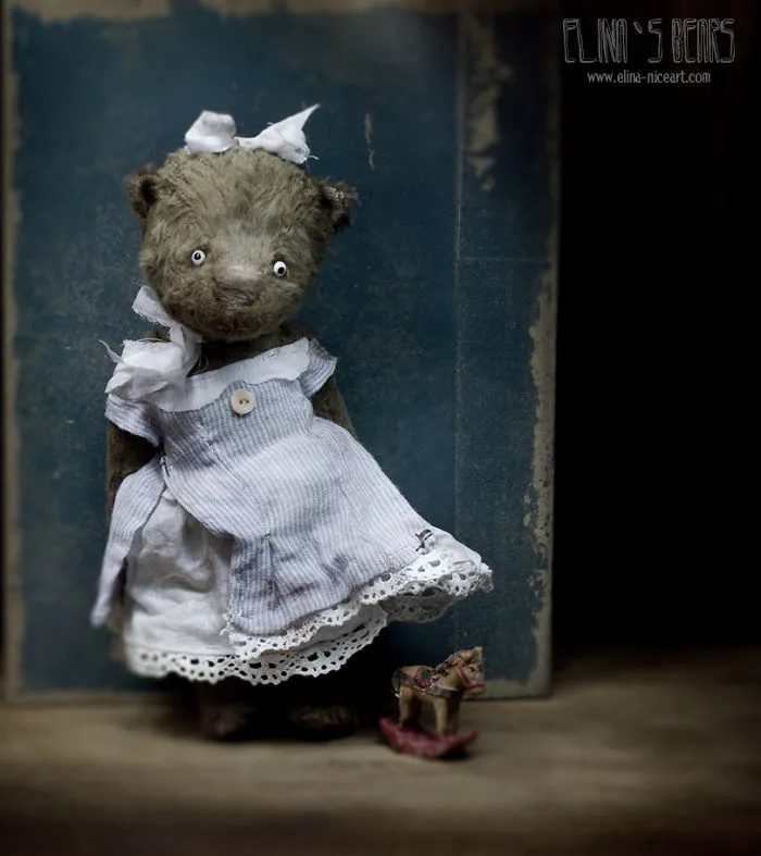 Russian-Born Artist Creates One-Of-A-Kind Vintage Looking Bears