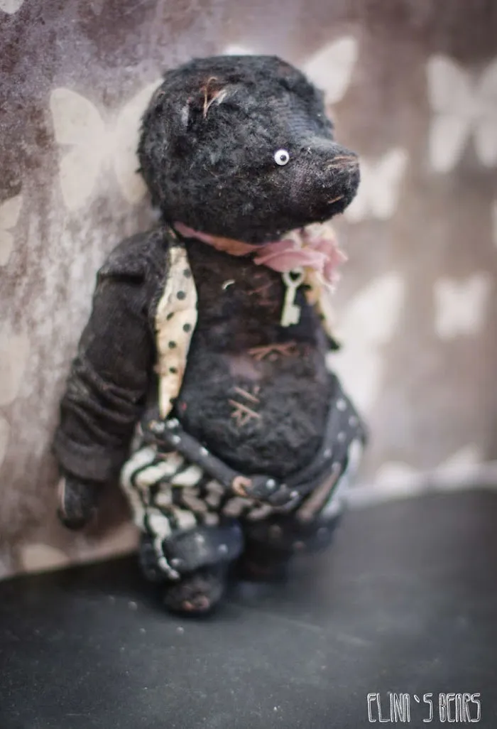 Russian-Born Artist Creates One-Of-A-Kind Vintage Looking Bears