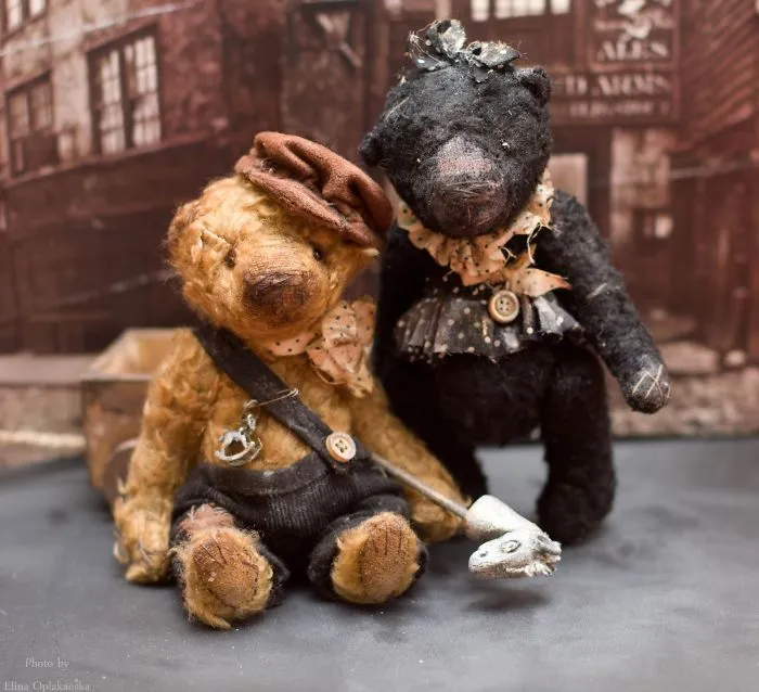 Russian-Born Artist Creates One-Of-A-Kind Vintage Looking Bears