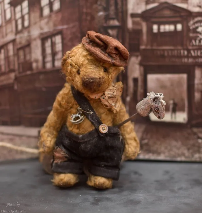 Russian-Born Artist Creates One-Of-A-Kind Vintage Looking Bears