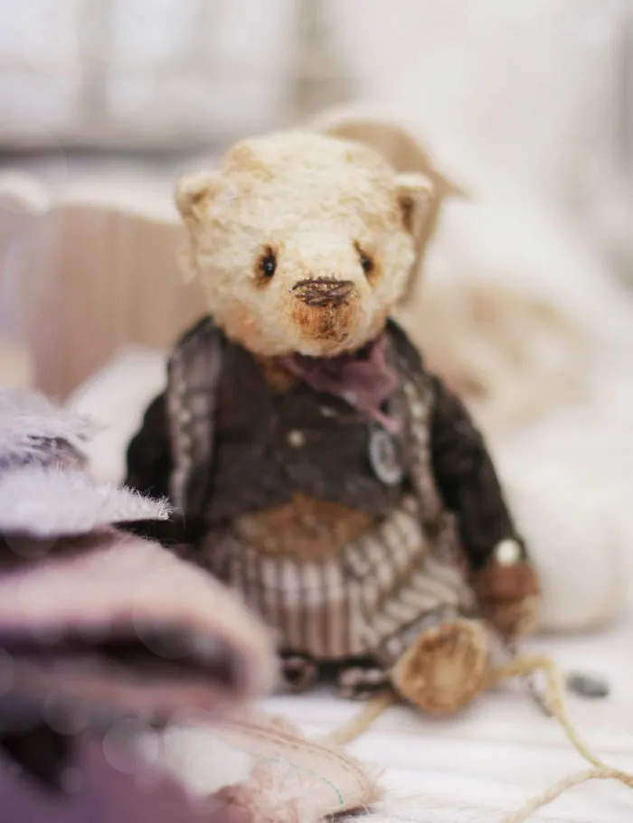 Russian-Born Artist Creates One-Of-A-Kind Vintage Looking Bears