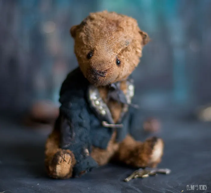Russian-Born Artist Creates One-Of-A-Kind Vintage Looking Bears