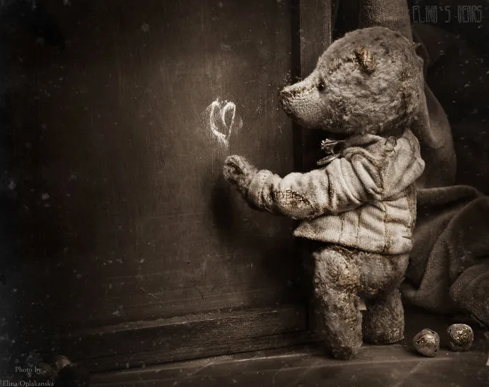 Russian-Born Artist Creates One-Of-A-Kind Vintage Looking Bears