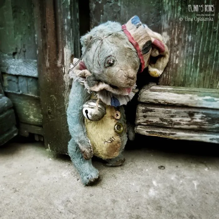 Russian-Born Artist Creates One-Of-A-Kind Vintage Looking Bears