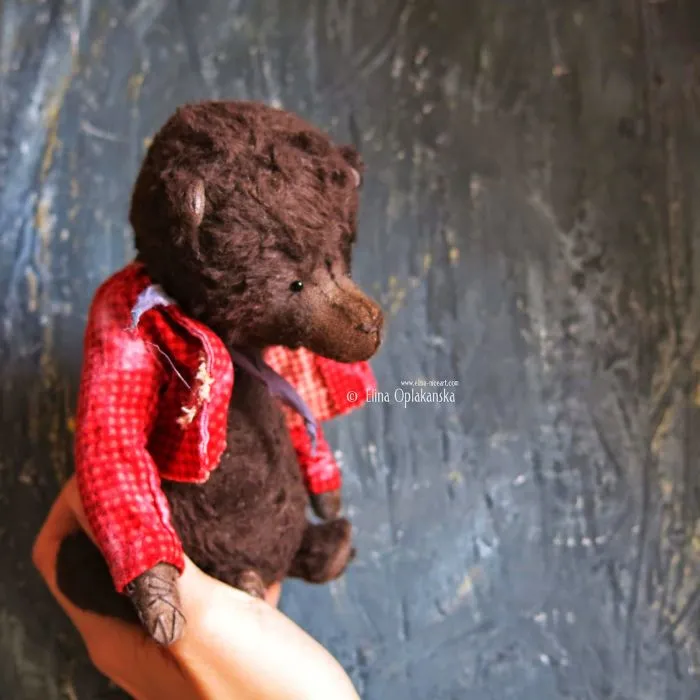 Russian-Born Artist Creates One-Of-A-Kind Vintage Looking Bears