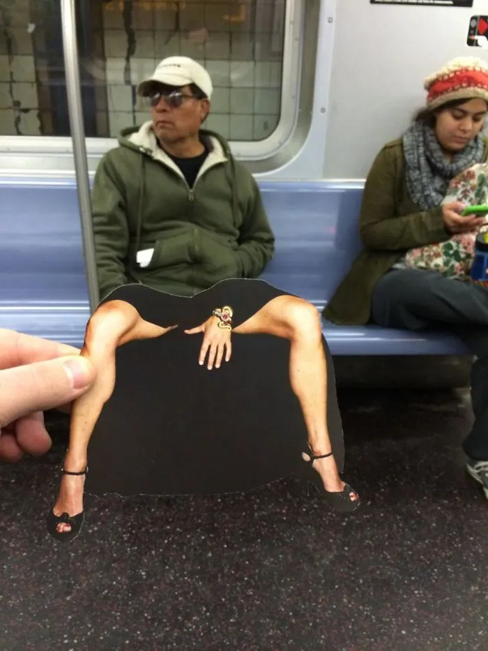 Este artista usa recortes de revistas para hacer más divertida la aburrida vida de la ciudad