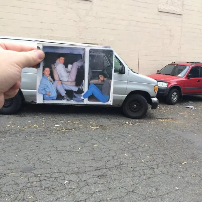 Este artista usa recortes de revistas para hacer más divertida la aburrida vida de la ciudad