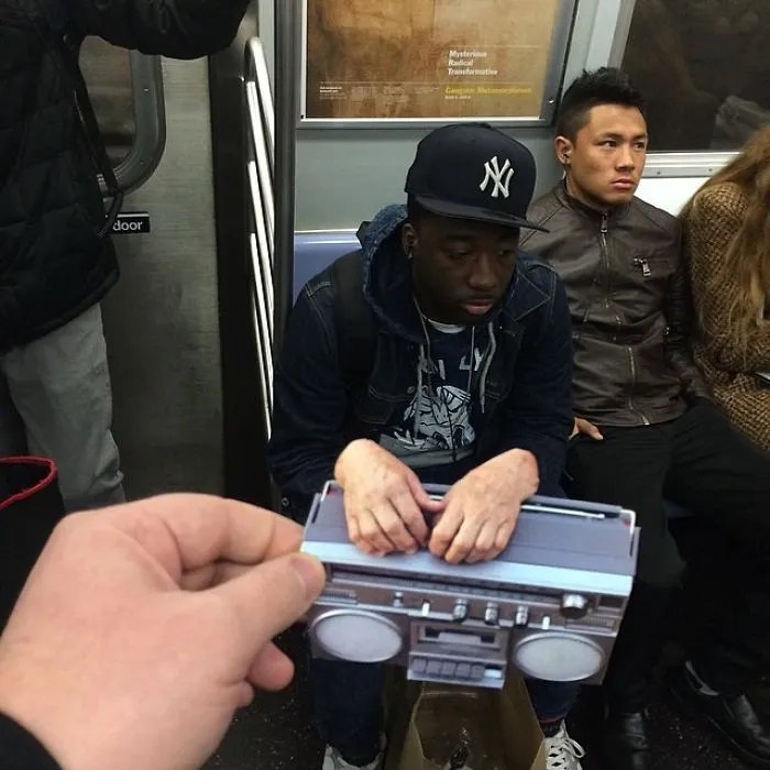 Este artista usa recortes de revistas para hacer más divertida la aburrida vida de la ciudad