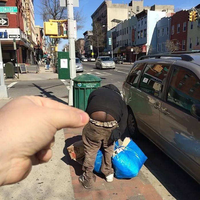 Este artista usa recortes de revistas para hacer más divertida la aburrida vida de la ciudad