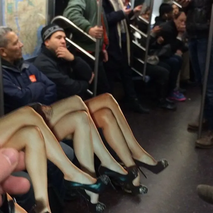 Este artista usa recortes de revistas para hacer más divertida la aburrida vida de la ciudad