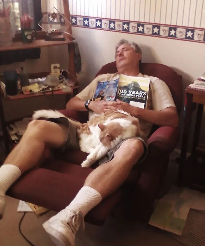 Mi Padre También Odia A Los Gatos. Este Es Él, Vigilando A Mi Gato De 7 Años