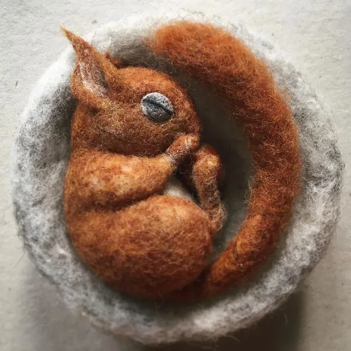 Soy una artesana autodidacta y creo encantadores animales con fieltro de aguja