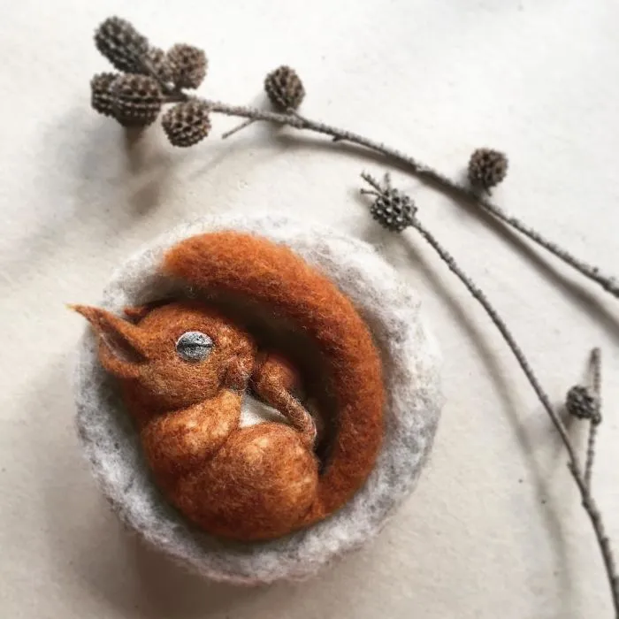 Soy una artesana autodidacta y creo encantadores animales con fieltro de aguja