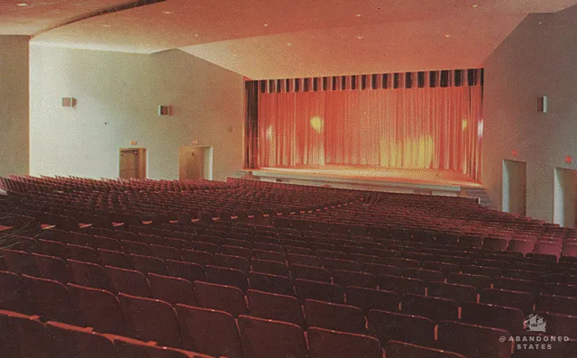 19 Haunting Pictures That Showcase How The Most Beautiful Places Can Change After Being Abandoned