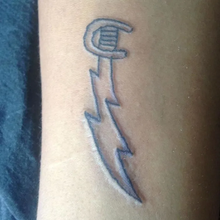 Esta tatuadora brasileña dibuja horriblemente, pero aún así la gente paga para que ella les tatúe
