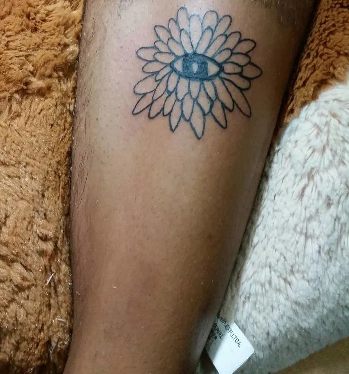Esta tatuadora brasileña dibuja horriblemente, pero aún así la gente paga para que ella les tatúe