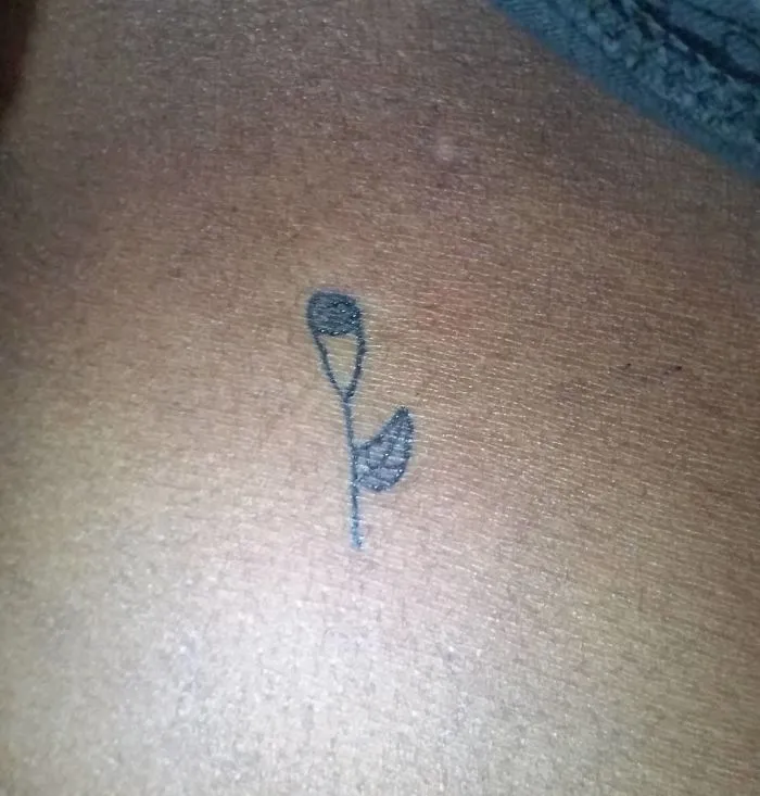 Esta tatuadora brasileña dibuja horriblemente, pero aún así la gente paga para que ella les tatúe