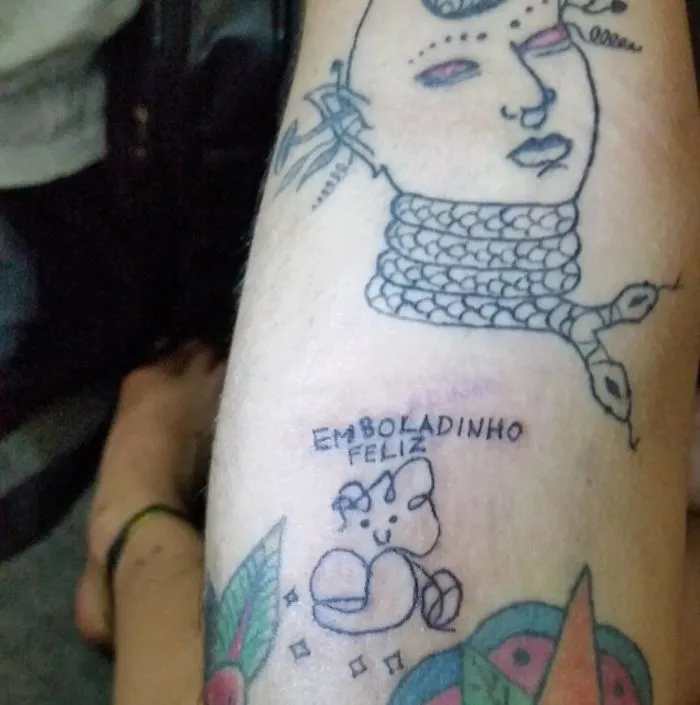 Esta tatuadora brasileña dibuja horriblemente, pero aún así la gente paga para que ella les tatúe